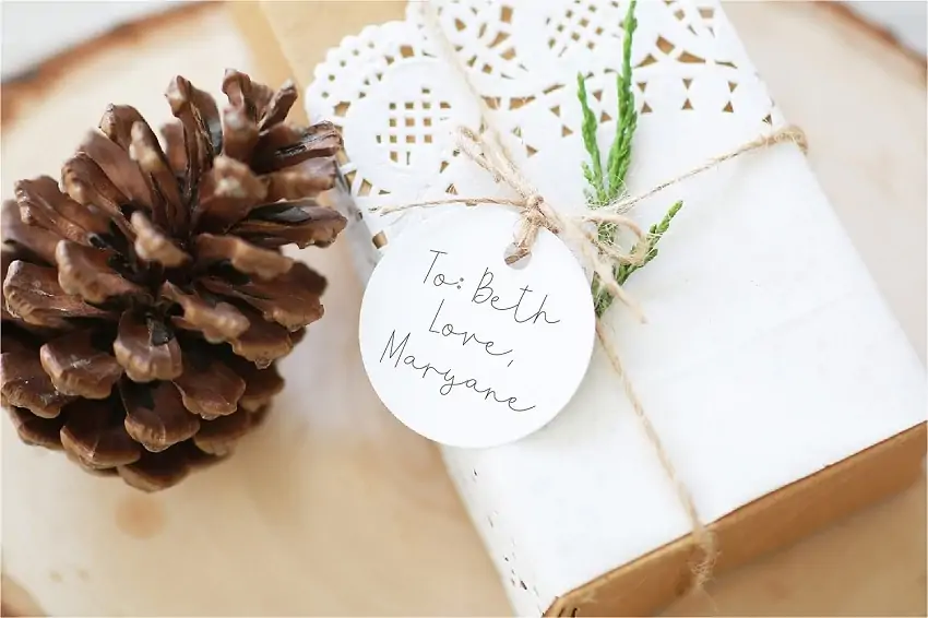 display of "Flannel Shirt" font on a holiday gift tag